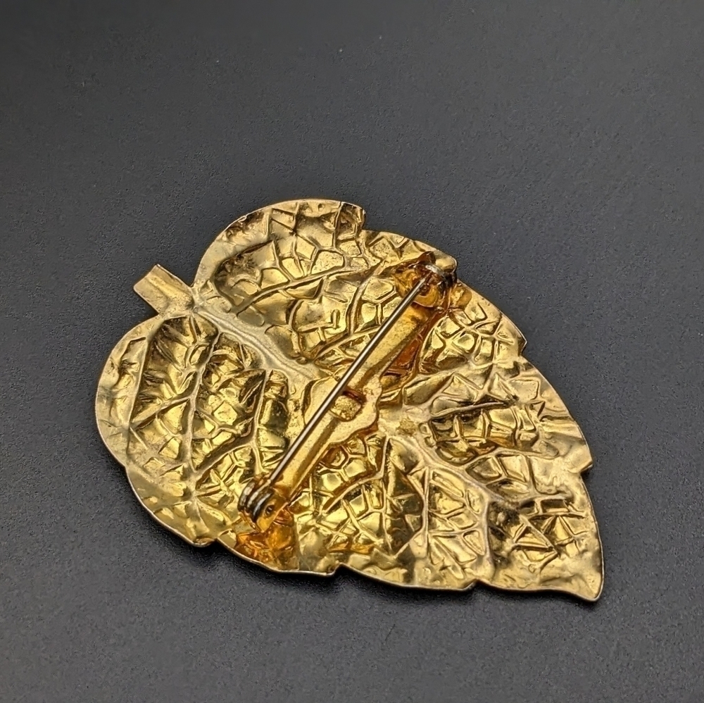 VINTAGE Gold toned Leaf Brooch - unsigned - Picture 5 of 9